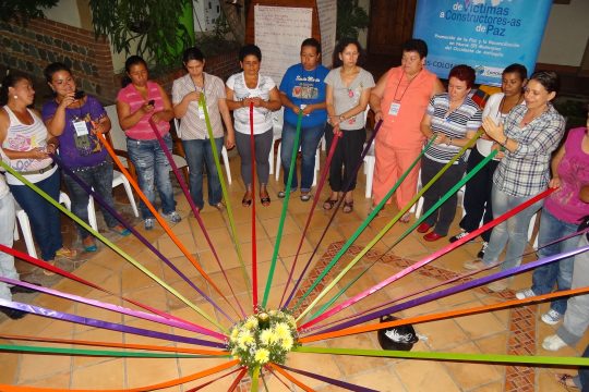 Frauen mit bunten Bändern