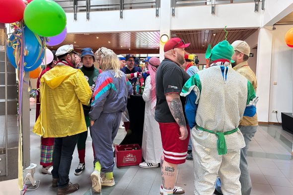 Karnevalisten am Altweiberdonnerstag im BRF-Foyer