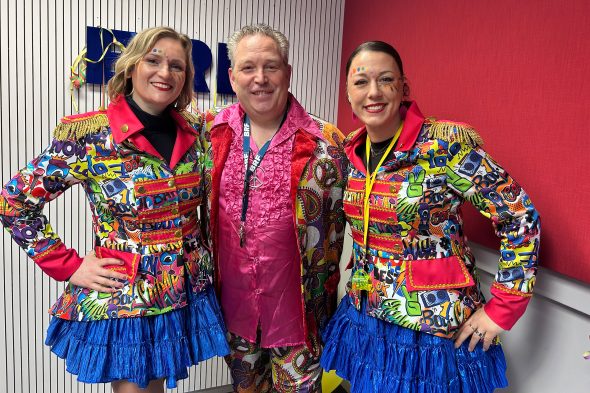 BRF-Moderator Patrick Knops mit den Glitter Girls