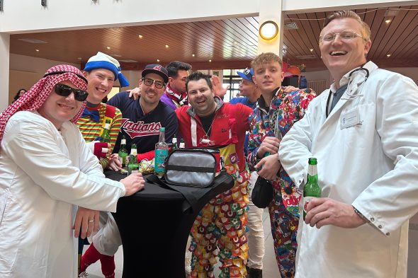 Karnevalisten am Altweiberdonnerstag im BRF-Foyer