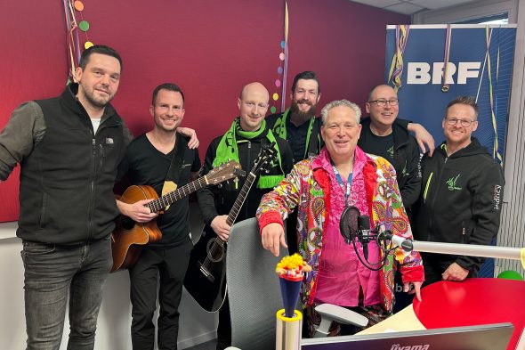 BRF-Moderator Patrick Knops mit den Bläck Pavöhner