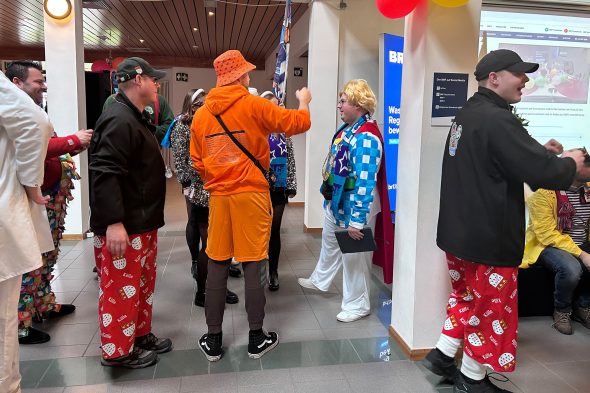 Karnevalisten am Altweiberdonnerstag im BRF-Foyer