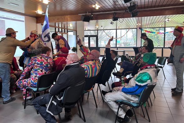 Karnevalisten am Altweiberdonnerstag im BRF-Foyer