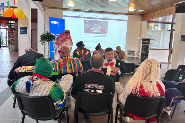 Karnevalisten am Altweiberdonnerstag im BRF-Foyer