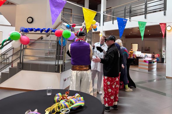 Karnevalisten am Altweiberdonnerstag im BRF-Foyer