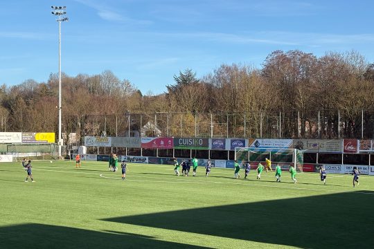 Spieler von Amel und Kelmis B in Aktion auf dem Fußballplatz