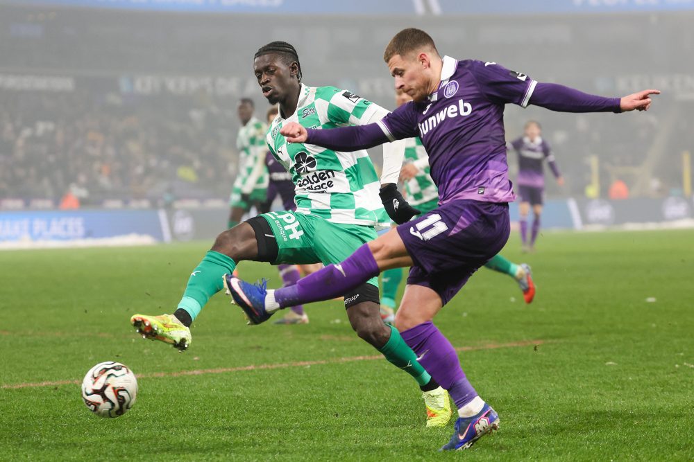 Wagane Faye von La Louvière und Thorgan Hazard von Anderlecht kämpfen um den Ball