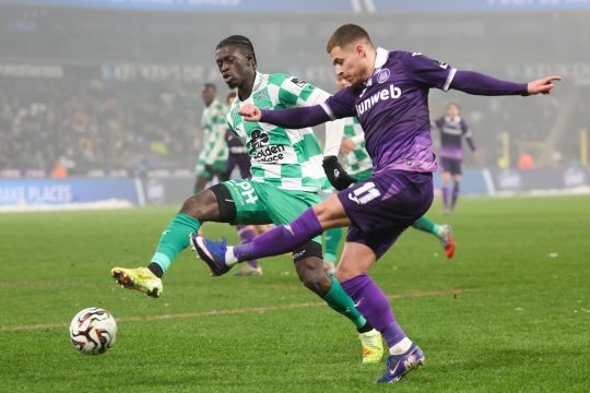 Wagane Faye von La Louvière und Thorgan Hazard von Anderlecht kämpfen um den Ball