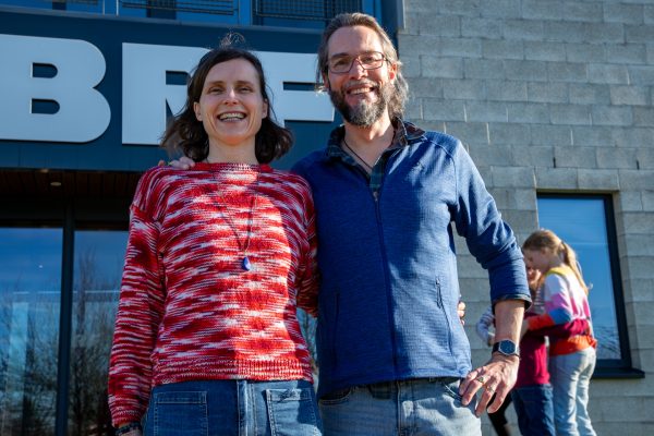 Anna und Patrick Hemminger posieren vor dem BRF-Funkhaus für ein Foto, im Hintergrund sind ihre Kinder