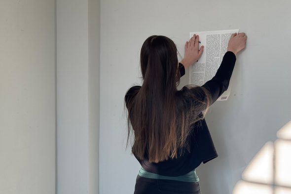 Isabell Jahnke hängt ein Plakat auf