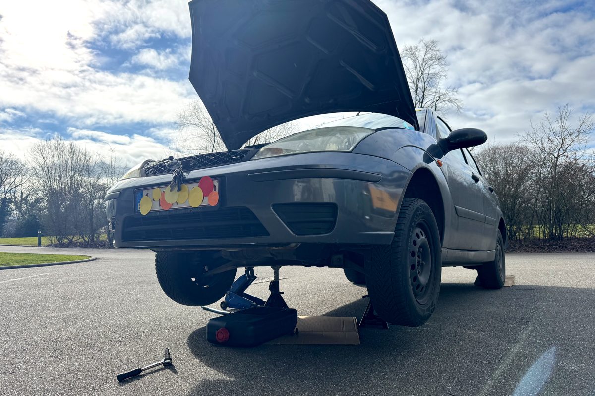 Autocheck für Karneval - offene Motorhaube