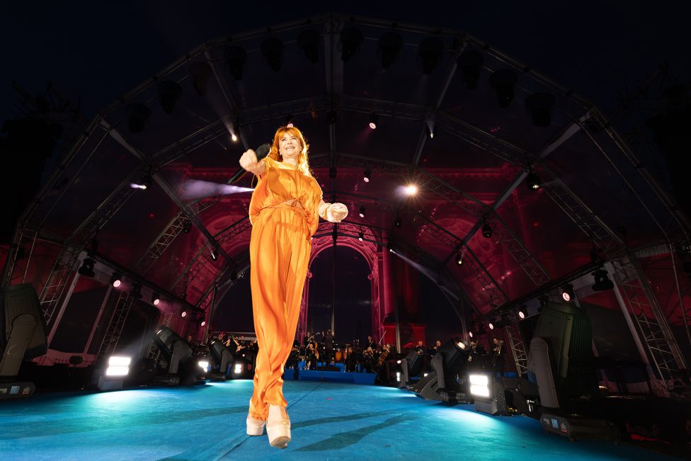 Axelle Red steht bei den Feierlichkeiten zum belgischen Nationalfeiertag 2023 in Brüssel auf der Bühne