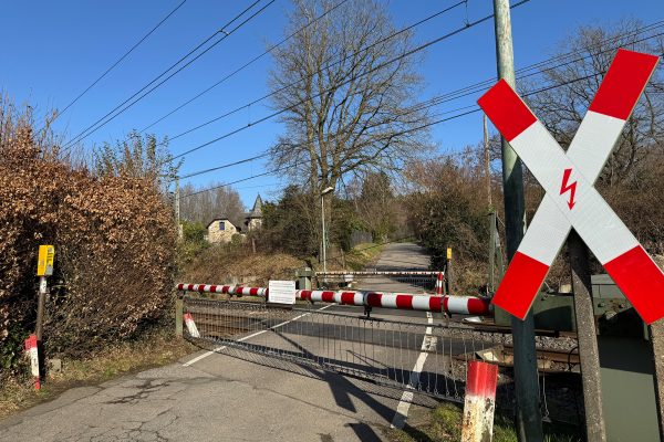 Geschlossene Schranken am Bahnübergang am Luerweg in Hergenrath