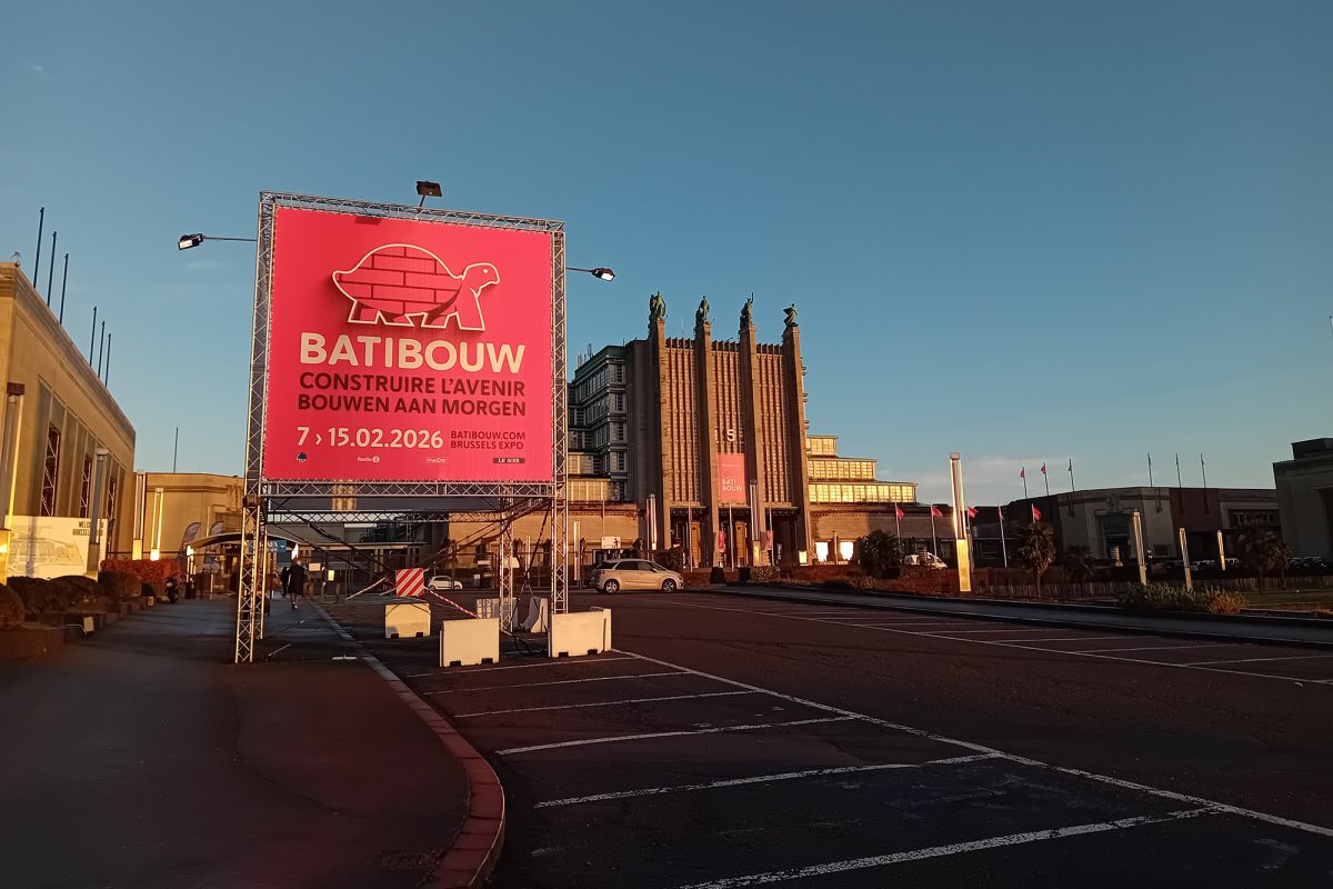 Ein großes Schild in der Zufahrt zum Messegelände weist auf die "Batibouw" hin