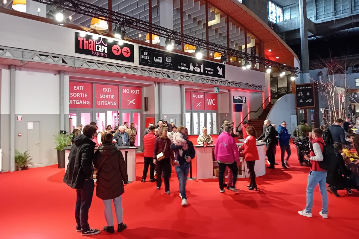 Besucher in einer der Messehallen