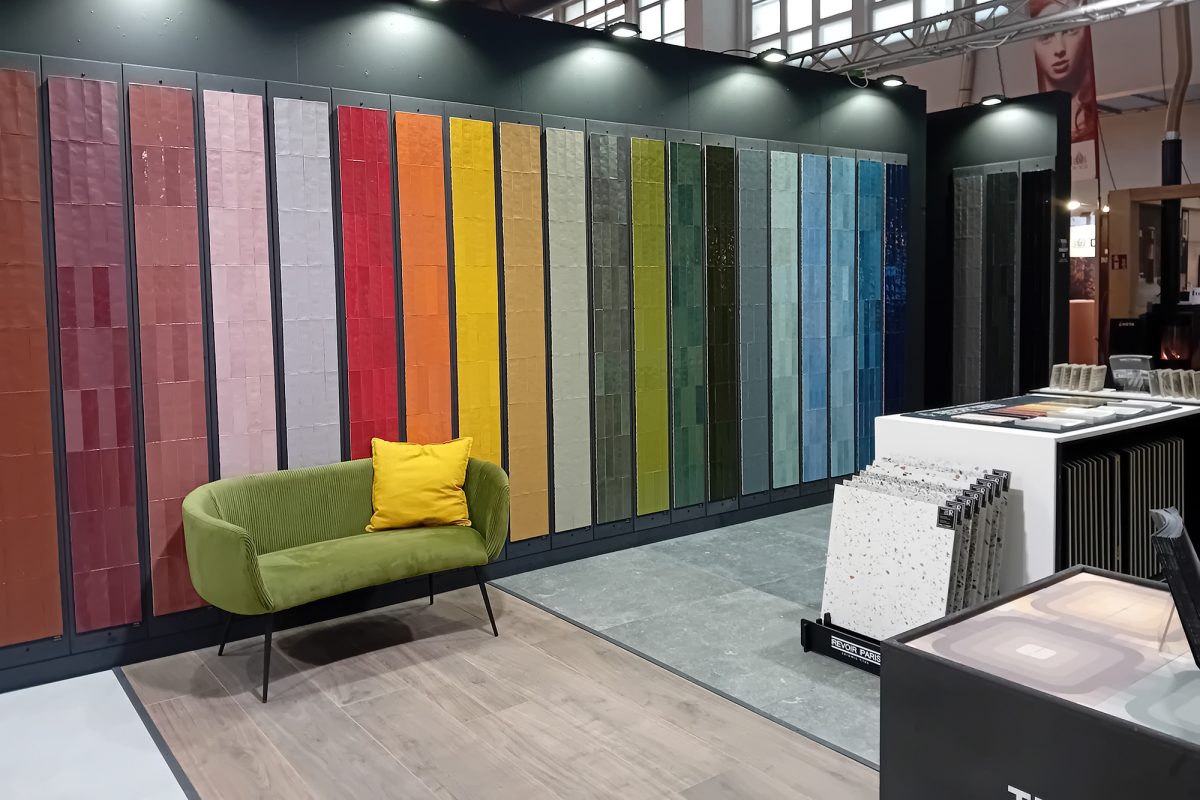 Stand eines Unternehmens für Inneneinrichtung, an dem Farbmuster gezeigt werden