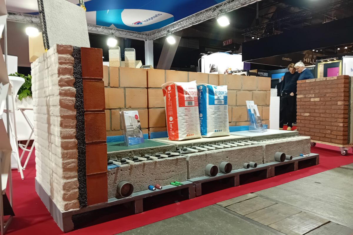 Stand einer Firma, die Ziegelsteine herstellt