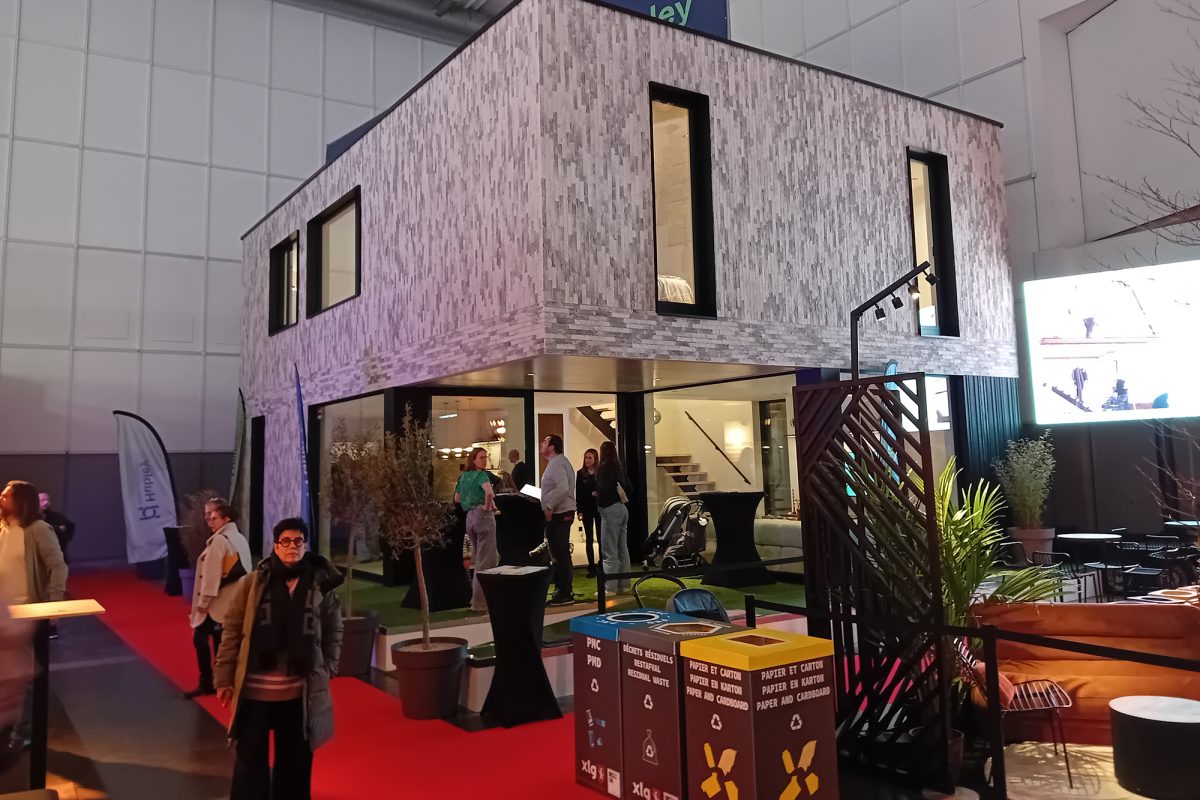 Ein zweigeschossiges Musterhaus steht in einer der Messehallen