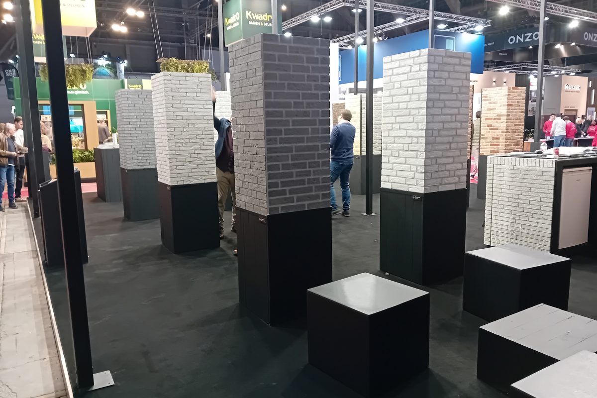 An Säulen sind zu Demonstrationszwecken Ziegelsteine angebracht