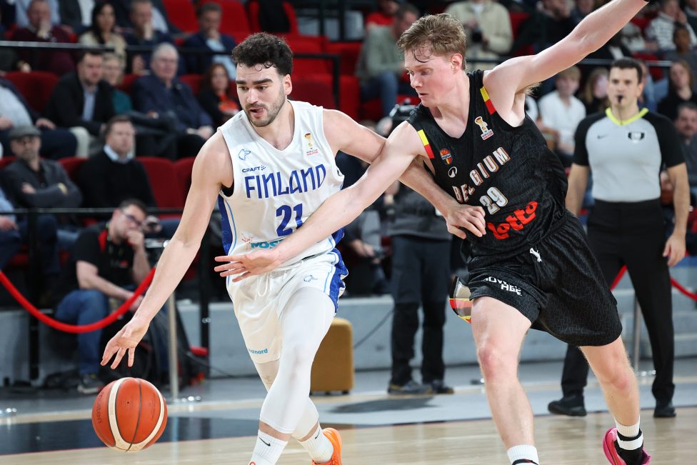 Finnlands Edon Maxhuni und Siebe Ledegen von den Red Lions im Kampf um den Ball