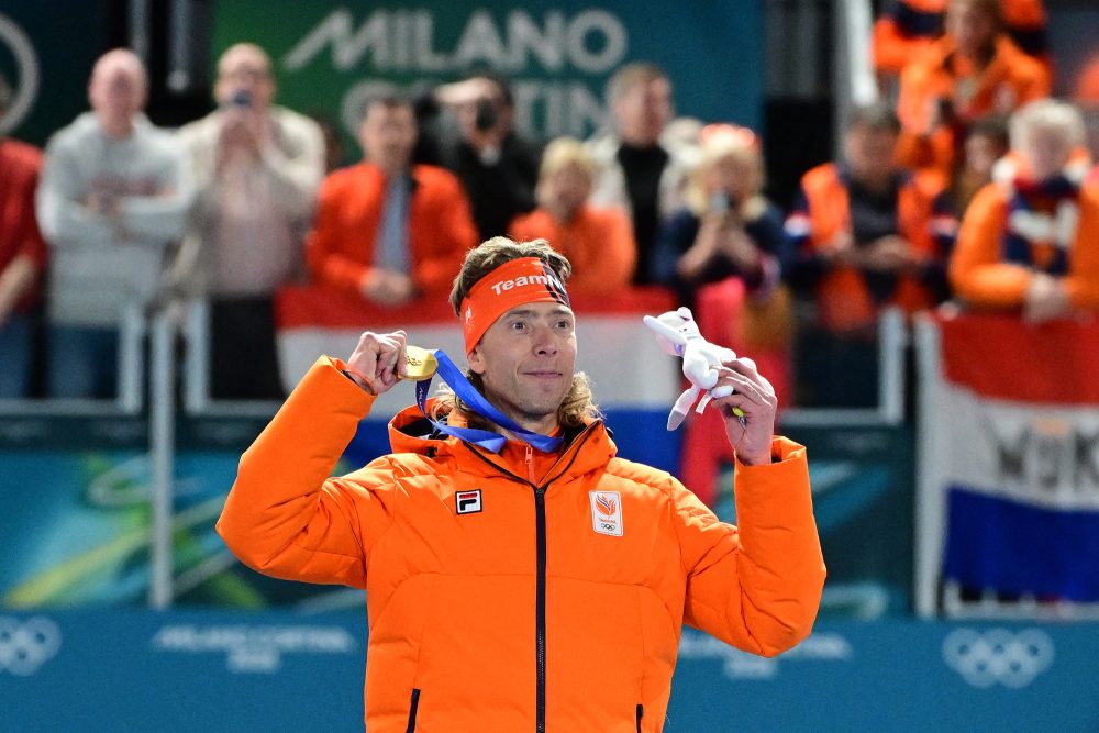 Jorrit Bergsma hält bei der Siegerehrung seine Goldmedaille in der einen Hand und ein Maskottchen in der anderen Hand hoch