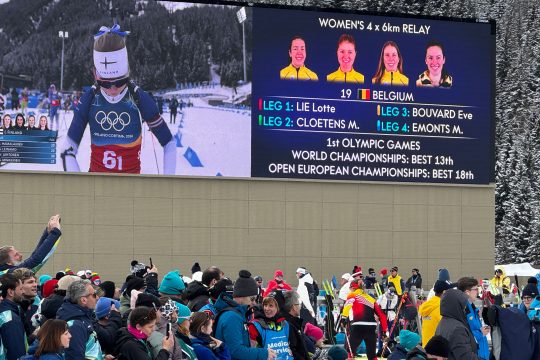 Die Anzeigetafel mit Fotos der belgischen Biathlon-Frauenstaffel und dem Endresultat