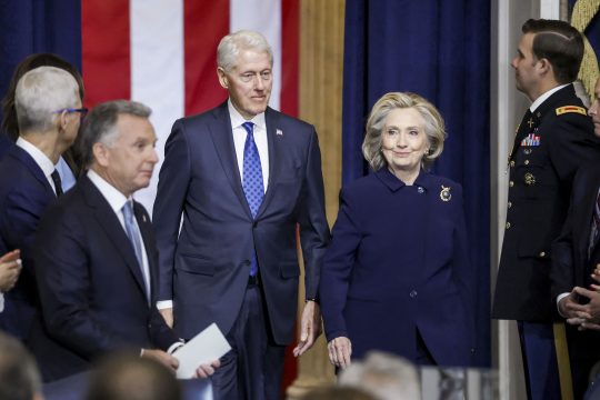 Bill Clinton und Hillary Clinton betreten einen Raum