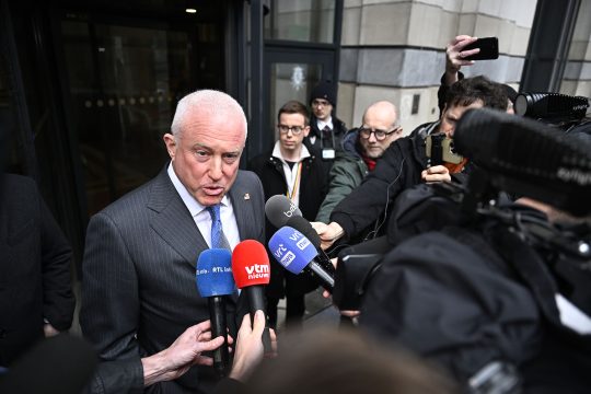 der Botschafter spricht beim Verlassen des Gebäudes mit der Presse