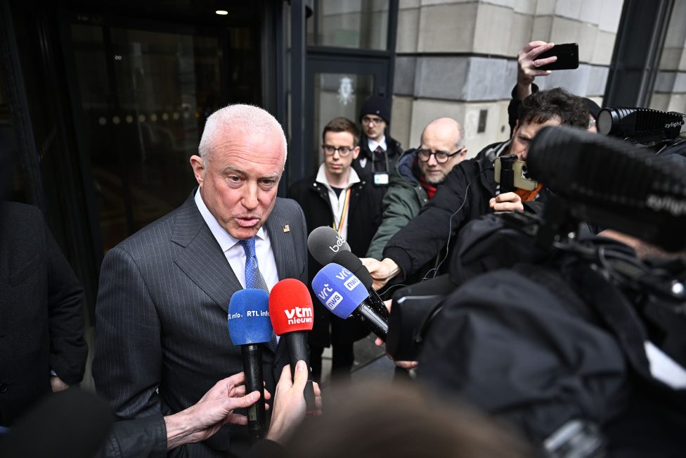 der Botschafter spricht beim Verlassen des Gebäudes mit der Presse