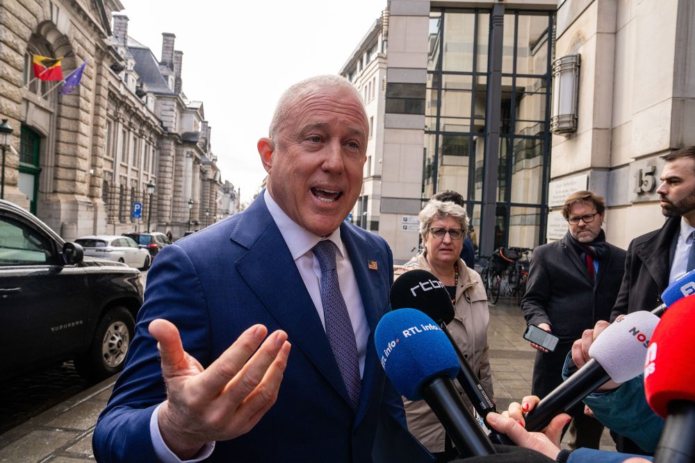 Der US-Botschafter in Belgien, Bill White, gibt Journalisten ein Interview