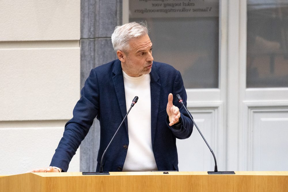 Bogdan Vanden Berghe steht an einem Rednerpult und spricht