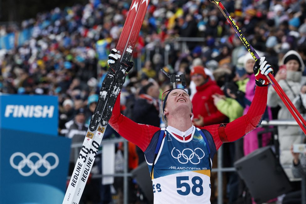 Johan Olav Botn jubelt nach seinem Sieg beim 20-Kilometer-Einzelrennen