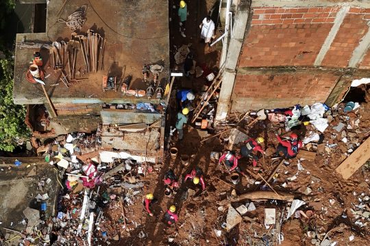 Rettungskräfte suchen nach einem Erdrutsch in den Trümmern nach Opfern