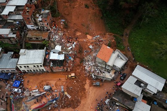 Die Luftaufnahme zeigt von einem Erdrutsch zerstörte Häuser, Fahrzeuge und Menschen bei den Rettungsarbeiten