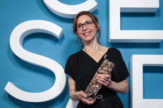 Regisseurin Carine Tardieu mit der César-Trophäe