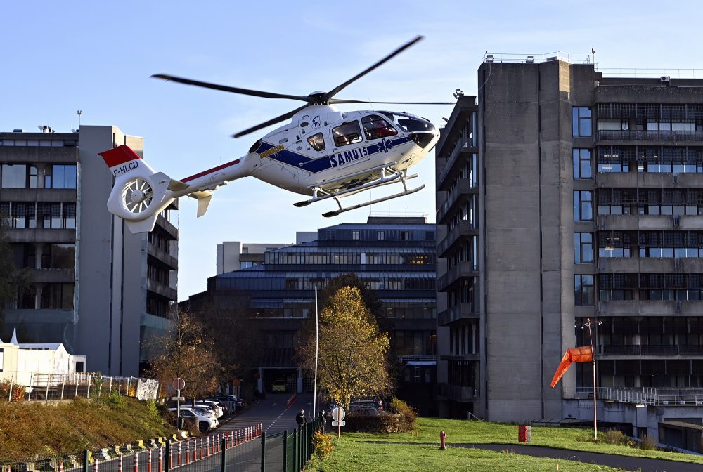 Ein Hubschrauber vor dem CHU-Krankenhaus in Lüttich