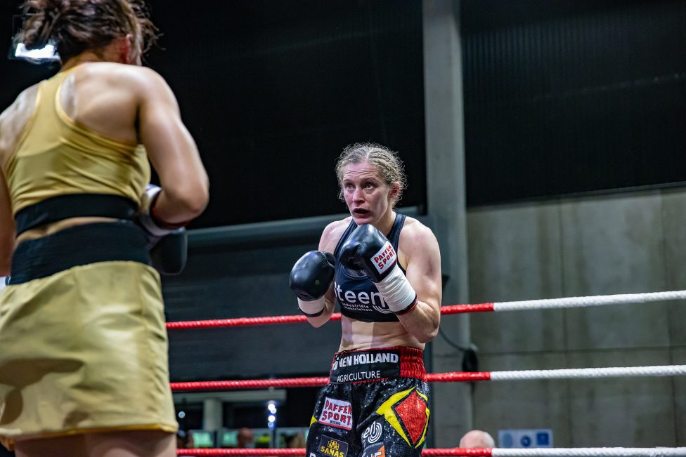 Boxerin Delfine Persoon steht im Ring und kämpft
