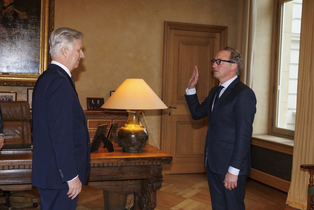 Boris Dilliès legt den Eid vor König Philippe ab