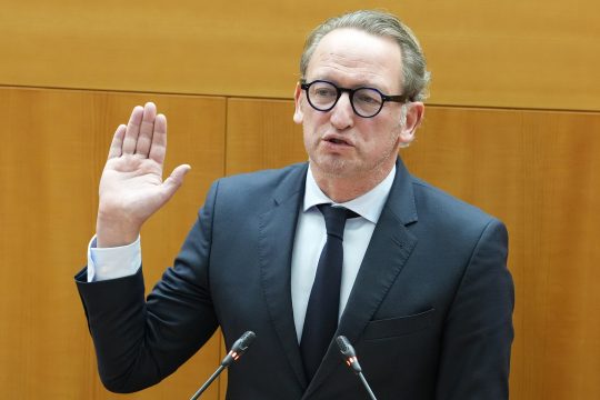 Boris Dilliès bei der Eidesleistung im Brüsseler Parlament