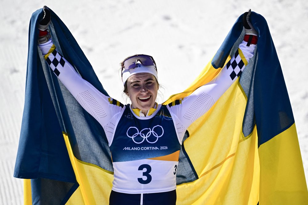 Die Schwedin Ebba Andersson jubelt und hält die schwedische Flagge hinter sich hoch