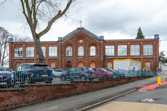 Ehemalige Mädchenschule in Eupen, Autos parken davor