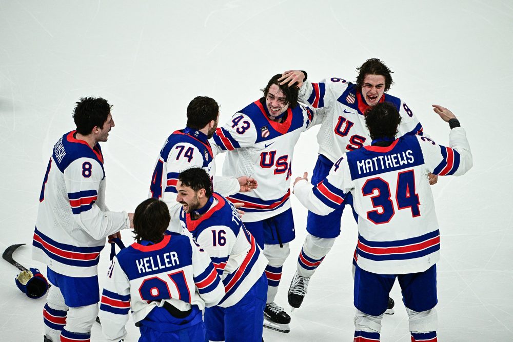 Die Eishockey-Spieler vom Team USA freuen sich sichtlich über ihren Sieg