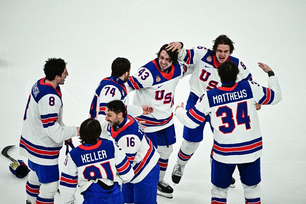 Die Eishockey-Spieler vom Team USA freuen sich sichtlich über ihren Sieg