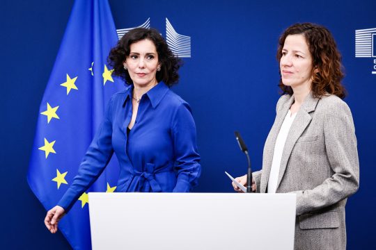 Hadja Lahbib und Roxana Minzatu treffen im EU-Hauptquartier ein