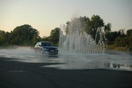 Ein Auto fährt auf Wasser zu