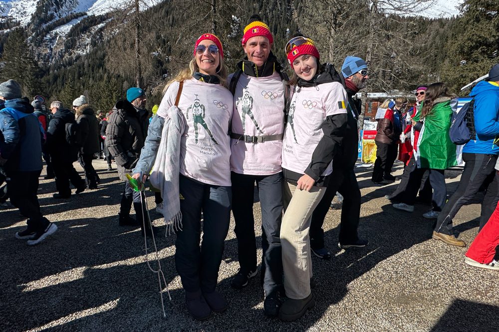 Schwester Carina, Vater Ralf und Freundin Marie (vlnr.) fiebern Mareks erstem Auftritt entgegen