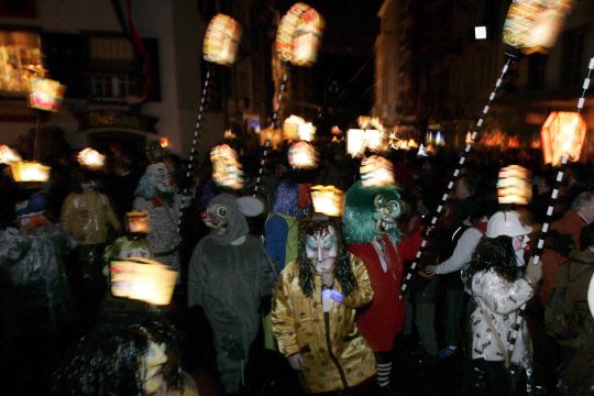 Maskierte mit Laternen bei der Fasnacht in Basel