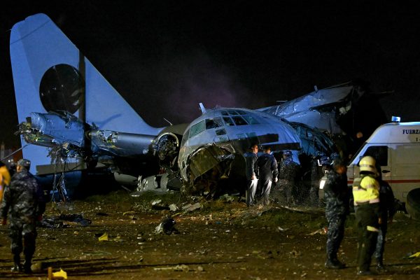 Einsatzkräfte am Unglücksort rund um die abgestürzte Militärmaschine