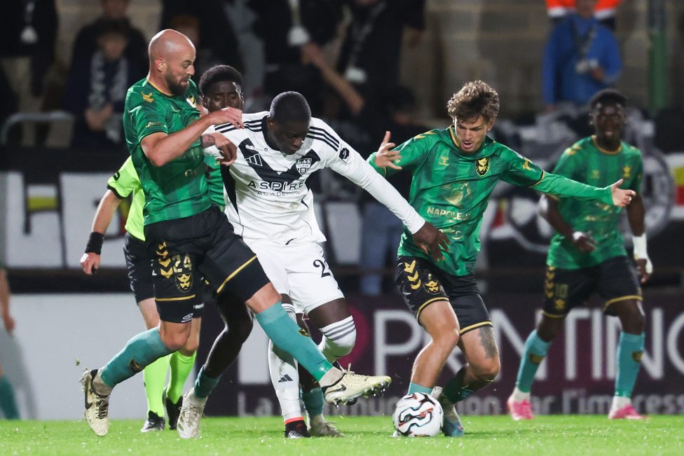 Mondy Prunier im Duell mit Dorian Dessoileil von Francs Borains am 13. September 2025