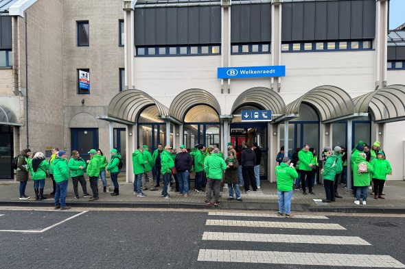CSC-Gewerkschafter stehen vor dem Bahnhof von Welkenraedt